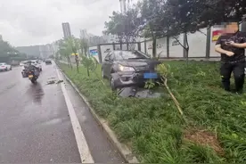 两小车一分钟内同一地点失控“漂移”雨天驾车要当心图片
