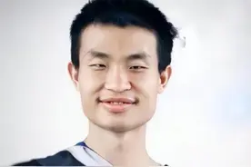 买婚房?北大韦神现身公积金中心，穿2只不同鞋和保姆裤引领时尚图片