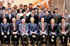 霍氏家族出席霍英东纪念活动，霍震寰居C位，嫡长孙霍启刚靠边坐图片