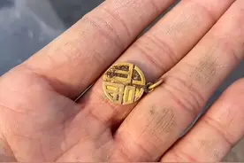 山东一女子赶海意外收获一枚小金福，回家称重有4克，网友炸开锅图片