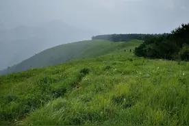 北京门头沟，高山草甸的经典徒步穿越路线，古村相随，瀑布相伴图片