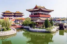 中国有三个清明上河园，一个在开封、一个在杭州，另一个是影视城图片