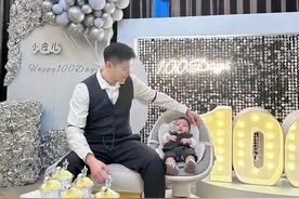 赵本山外孙满百天，小皮儿穿西装马甲超可爱，五官随妈神态像姥爷图片