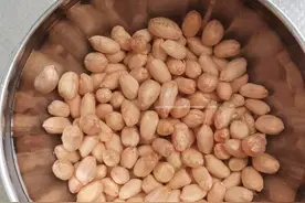 花生米在水里浮与沉的原因图片