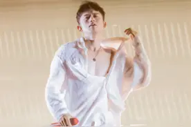 杨和苏快来看！张杰全国裸巡才刚开始，他已经脱了衣服？图片