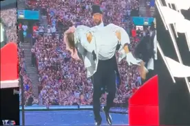 霉霉恋情火热升级 男友公主抱登台助演图片