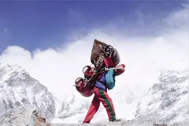 夏尔巴人：真正的登山者，背几十斤货物爬珠峰，拿命换钱！图片