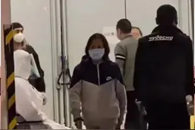 网友爆料“王思聪感染新冠，在方舱隔离”图片