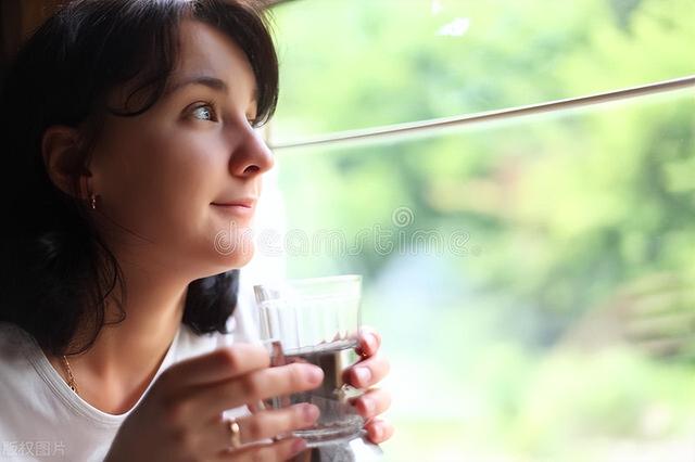 情感自述：火车上的邂逅，25岁的我与35岁的离异女人的不解情缘