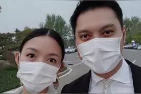 张梓琳庆祝结婚12周年，晒夫妻同框共进晚餐，丈夫送玫瑰浪漫有型图片
