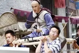 怪不得电视里只有上半身，原来镜头下移后，是不能看的尴尬全景图片