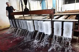 制冰厂是怎么造出这么多冰的？一天产出13500块，日入高达27万元图片