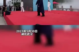 武当山三丰派第十六代传人——美国人Jake在黄鹤楼下向世界展示了中国功夫图片