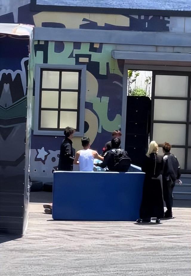 象山影视城飞车手表演特技出意外身亡 现场观众：车手第一次飞跃成功 第二次飞跃出意外