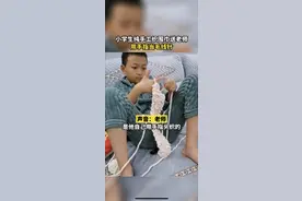 小男生纯手工织围巾送老师，用手指当毛线针图片