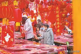 挂灯笼 逛集市 达城年味浓图片
