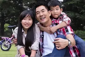 任贤齐和老婆合体，俩人一白一黑很般配，老婆不漂亮气质高级图片