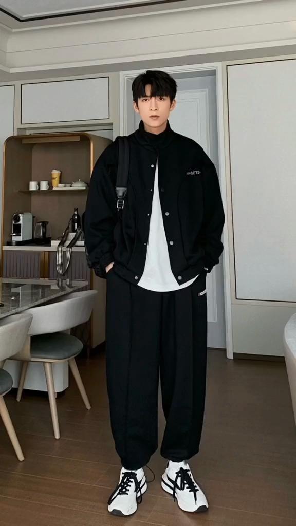 身高170cm以下的男生,建议多选择小黑裤,显腿长又有质感