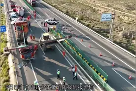 险！货车司机撞倒限高架 消防紧急救援图片