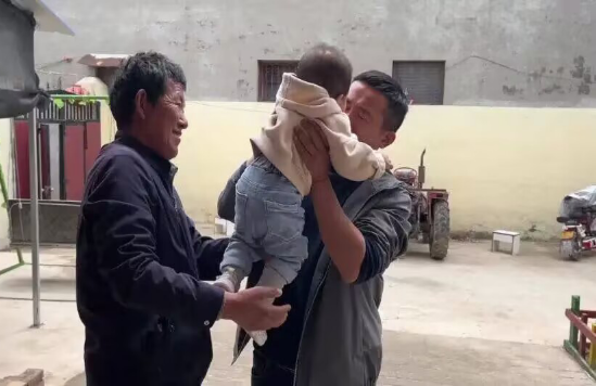 湖北一老汉自制棺材穿寿衣，喝农药孤独死去，离世前留下8个字