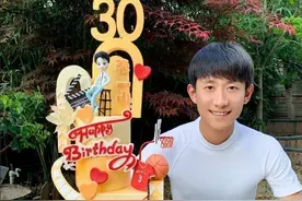 新恋情？张一山与美女同游三亚，穿情侣装互相搂肩，女方酷似杨紫图片