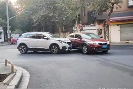 右转弯为啥频出事故？教练告诫新手司机，有哪些盲区要注意？图片