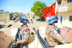 中国第9批赴马里维和警卫分队派出兵力护送车队图片
