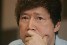 他被年长40岁的富婆包养，13年赚80亿，晚年却被丢进养老院图片