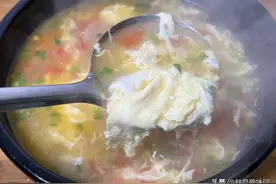 西红柿鸡蛋汤的家常做法，汤鲜味美，无蛋腥味，简单好做好看好喝图片