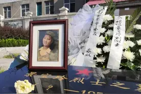 她23岁时为国牺牲，父亲哭瞎了双眼，弟弟苦寻64年后在墓地痛哭图片