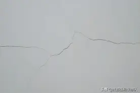 墙面出现裂缝是什么原因？该怎么补救？图片
