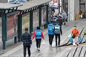 夫妻带10岁孤独症儿子跑单6年，父亲：他脑子里装着深圳地铁，接单时会变成“正常人”图片