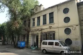 沈阳铁西发现一栋近百年的老居民楼，还住着人，楼内场景如同穿越图片
