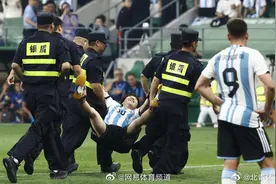 球迷冲进现场抱梅西后狂奔，警方通报：行政拘留，12个月内不得进入体育场馆观看同类比赛图片