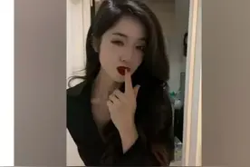 搞笑神回复：和老婆的闺蜜一起出来吃饭，她总是拿脚蹭我的腿！图片