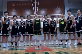 乌市八中女篮首次出征耐高联赛 教练：我们就想出去多交流图片