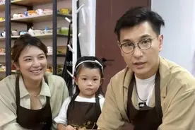 TVB视帝陈展鹏一家三口首次制作陶瓷 夫妻俩支开女儿享受二人世界图片