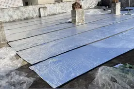 作为过来人才知道，顶楼铺层隔热棉，粘不住还吸水，就是个智商税图片