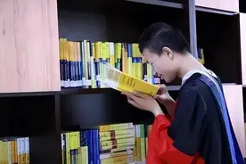 ​北大韦神现身食堂，穿着打扮有些格格不入，低头吃饭的样子很朴实图片