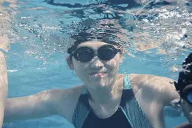 你在水里浮不起还是沉不下？初学游泳发现无法沉，可用这方法玩水图片