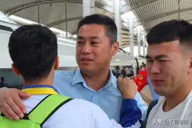 高三学生离校，老师默默流泪，这个场面令人十分感动图片