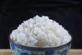 “自热米饭”放大至1万倍，能看到什么？自热米饭用的是塑料米？图片