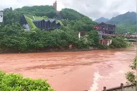 红的黄的粉的绿的五彩的，水是什么颜色的？图片