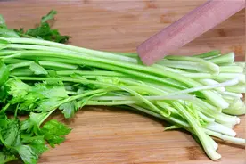 炒芹菜时，切记不要直接下锅炒，学会一招，脆爽入味，营养又下饭图片