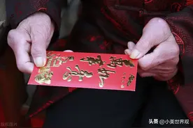 老人买17个金手镯送晚辈，认为钱财是身外之物，家人平安幸福就好图片