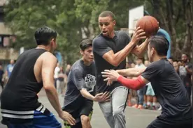 体型超越NBA巨人！中国小伙麒麟臂比西蒙斯粗，一人比奥胖高半米图片