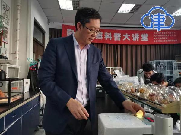 天津这些“校宠”火了！黑天鹅带娃到处逛~鸭鸭像朵棉花糖~学生考前都去喂锦鲤