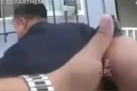 手持仿真玩具枪，美国19岁少年被警察枪杀图片