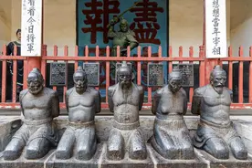 人的身体怎能从狗洞子里爬出图片