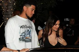 肯豆和NBA布克复合后初约会！超模紧贴男友笑得甜，皮裤穿出美感图片